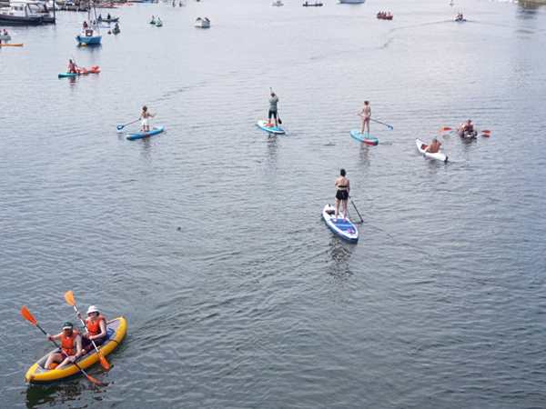 paddle boarders at all aboard 2023 from bridge 600px 1 20230610 153337