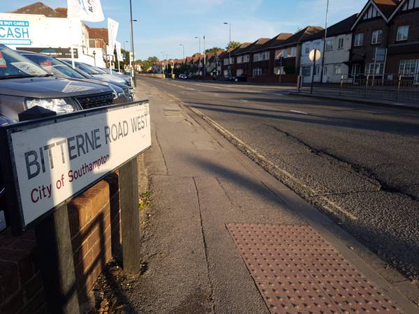 bitterne road west sign towards bitterne 600px 20220917 181112
