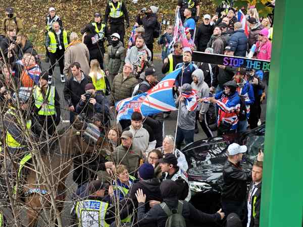 anti immigration progesters on TLW 600px LW