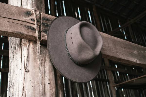 cowboy cowgirl hat 600px brice cooper 1Je6CXMXHfU unsplash